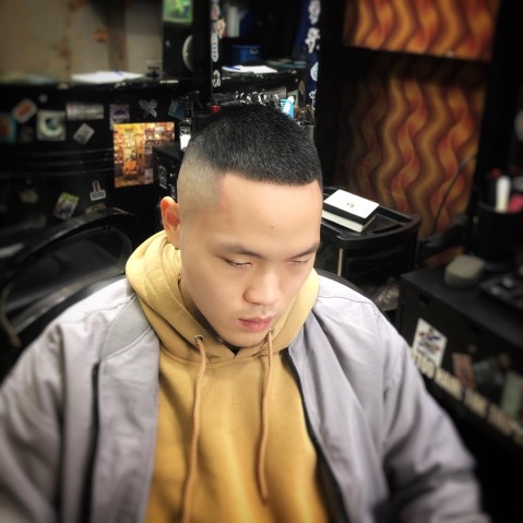 Buzz cut cho mặt vuông giúp tăng vẻ nam tính mạnh mẽ