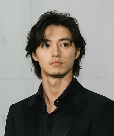 Comma hair cho mặt vuông giúp tăng vẻ nam tính và trẻ trung