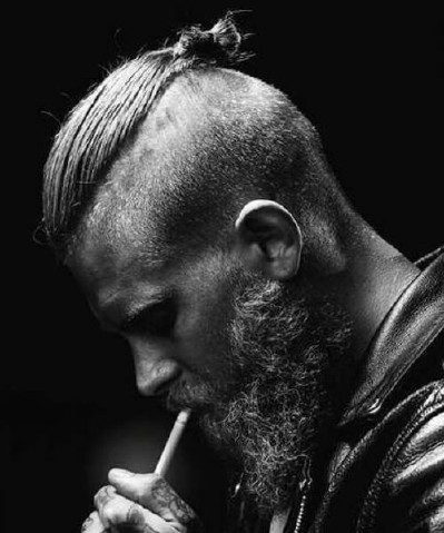 Top knot cho mặt vuông giúp tăng vẻ nam tính mạnh mẽ
